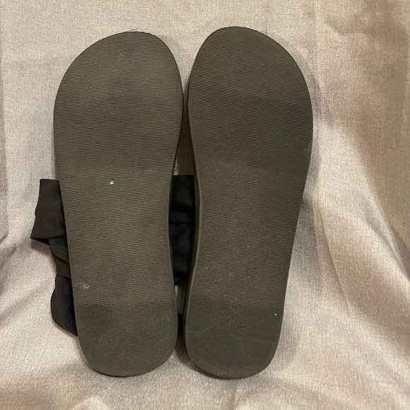 Cloth Crossover Sandals - Picture 2 of 4